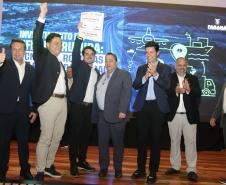 pessoas posando com papel de liberação de recursos