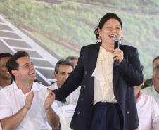 Mulher discursando em cima do palco