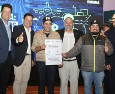 pessoas posando com papel de liberação de recursos