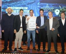 pessoas posando com papel de liberação de recursos