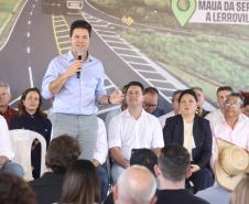 Homem discursando em cima do palco