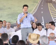 Homem discursando em cima do palco