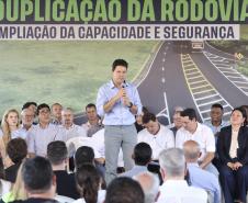 Homem discursando em cima do palco