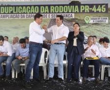 Governador cumprimentando homem em cima do palco