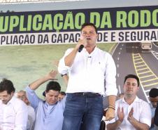 Secretário de infraestruture e logística discursando em cima do palco