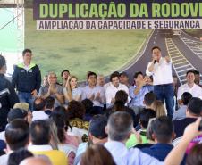 Secretário de infraestruture e logística discursando em cima do palco
