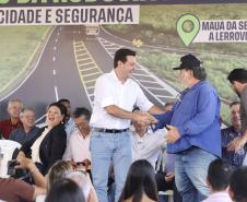 Governador cumprimentando homem em cima do palco