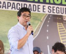 Homem discursando em cima do palco