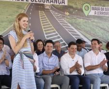 Mulher  discursando em cima do palco