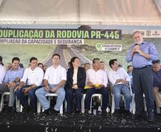 Homem discursando em cima do palco