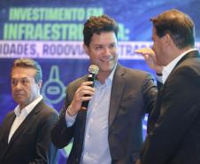 Homem falando no microfone em cima do palco