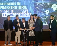 pessoa assinando papel de liberação de recursos