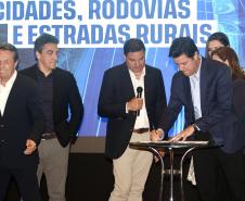 pessoa assinando papel de liberação de recursos