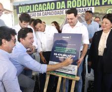 Homem assinando placa de inauguração da duplicação da PR-445 de Mauá da Serra a Lerroville