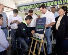 Homem assinando placa de inauguração da duplicação da PR-445 de Mauá da Serra a Lerroville