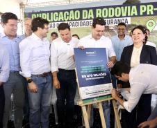 Homem assinando placa de inauguração da duplicação da PR-445 de Mauá da Serra a Lerroville