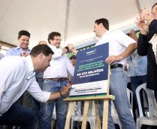 Homem assinando placa de inauguração da duplicação da PR-445 de Mauá da Serra a Lerroville