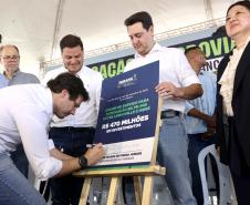 Homem assinando placa de inauguração da duplicação da PR-445 de Mauá da Serra a Lerroville