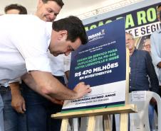 Governador assinando placa de inauguração da duplicação da PR-445 de Mauá da Serra a Lerroville