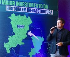 Homem falando no microfone em cima do palco