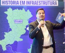 Homem falando no microfone em cima do palco