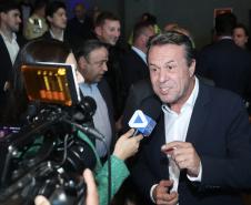 Homem dando entrevista a repórteres