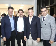 Homens posando para foto