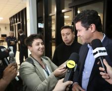 Homem dando entrevista a repórteres