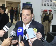 Homem dando entrevista a repórteres