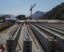 Instalação dos cabos de aço no trecho estaiado da Ponte de Guaratuba