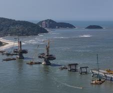 Instalação dos cabos de aço no trecho estaiado da Ponte de Guaratuba