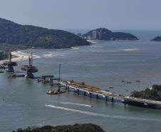 Instalação dos cabos de aço no trecho estaiado da Ponte de Guaratuba