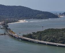 Instalação dos cabos de aço no trecho estaiado da Ponte de Guaratuba