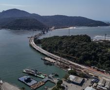 Instalação dos cabos de aço no trecho estaiado da Ponte de Guaratuba