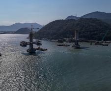 Instalação dos cabos de aço no trecho estaiado da Ponte de Guaratuba