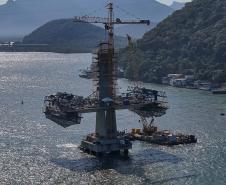 Instalação dos cabos de aço no trecho estaiado da Ponte de Guaratuba
