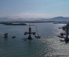 Instalação dos cabos de aço no trecho estaiado da Ponte de Guaratuba