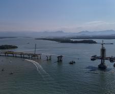 Instalação dos cabos de aço no trecho estaiado da Ponte de Guaratuba