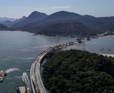 Instalação dos cabos de aço no trecho estaiado da Ponte de Guaratuba