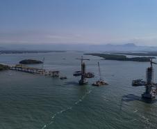 Instalação dos cabos de aço no trecho estaiado da Ponte de Guaratuba