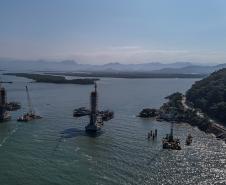 Instalação dos cabos de aço no trecho estaiado da Ponte de Guaratuba