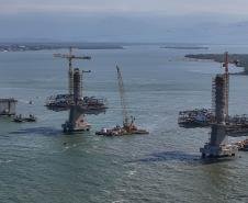 Instalação dos cabos de aço no trecho estaiado da Ponte de Guaratuba