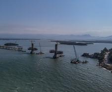 Instalação dos cabos de aço no trecho estaiado da Ponte de Guaratuba