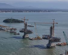 Instalação dos cabos de aço no trecho estaiado da Ponte de Guaratuba