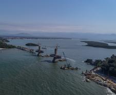Instalação dos cabos de aço no trecho estaiado da Ponte de Guaratuba