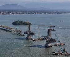 Instalação dos cabos de aço no trecho estaiado da Ponte de Guaratuba