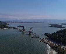 Instalação dos cabos de aço no trecho estaiado da Ponte de Guaratuba