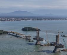 Instalação dos cabos de aço no trecho estaiado da Ponte de Guaratuba