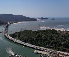 Instalação dos cabos de aço no trecho estaiado da Ponte de Guaratuba