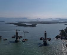 Instalação dos cabos de aço no trecho estaiado da Ponte de Guaratuba